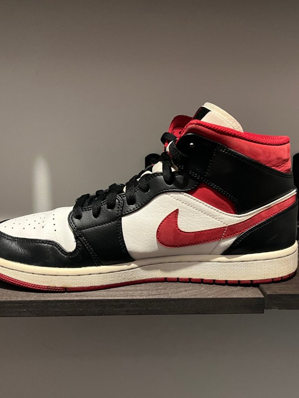 Air Jordan 1 Mid Black Gym red and white 100% authentic - Picture 5 of 14